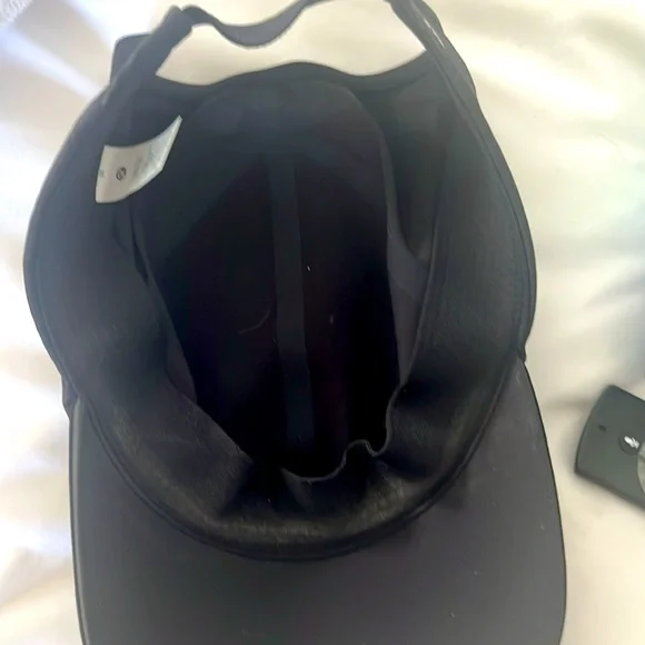 Lululemon Black Hat with elastic strap - Picture 4 of 4